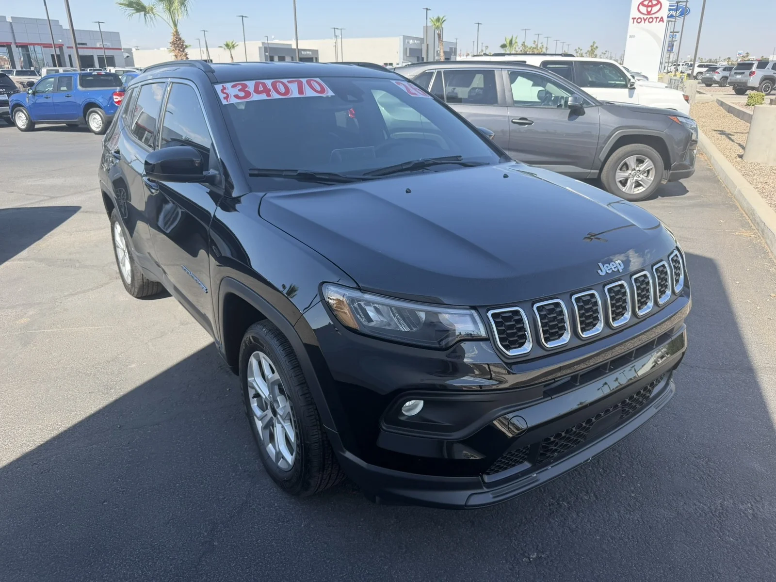 Used 2026 Diamond Black Crystal Pearlcoat Jeep Latitude image 3