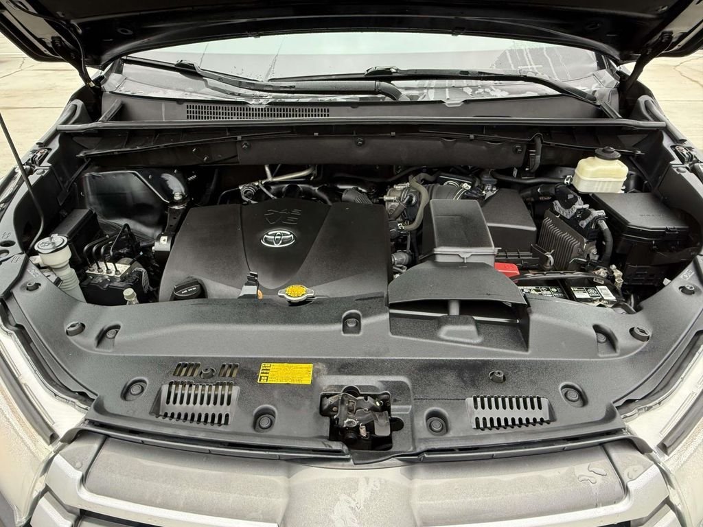 Used 2017 Black Toyota XLE image 13