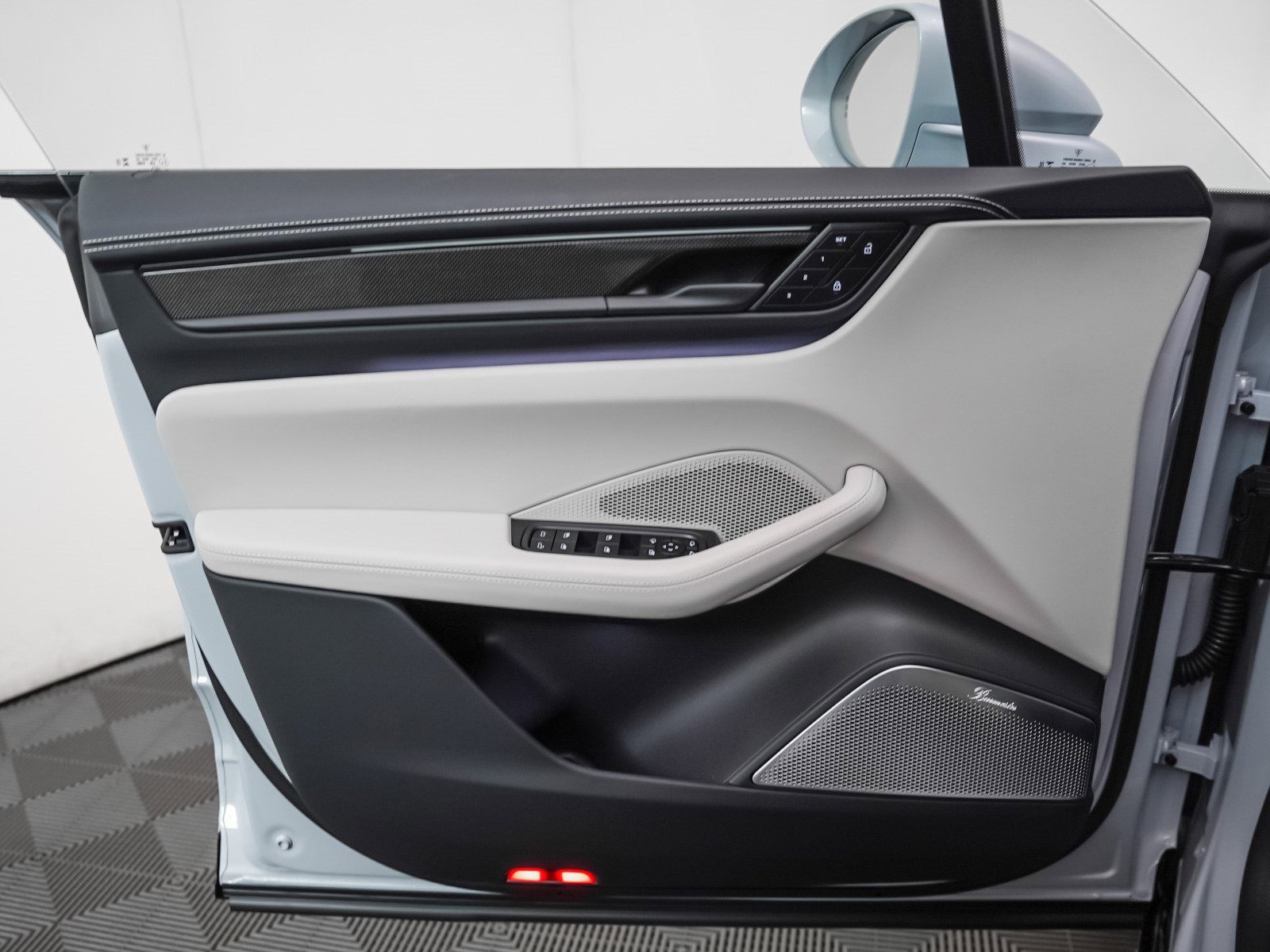 2025 Porsche Macan Turbo Electric - Photo 23