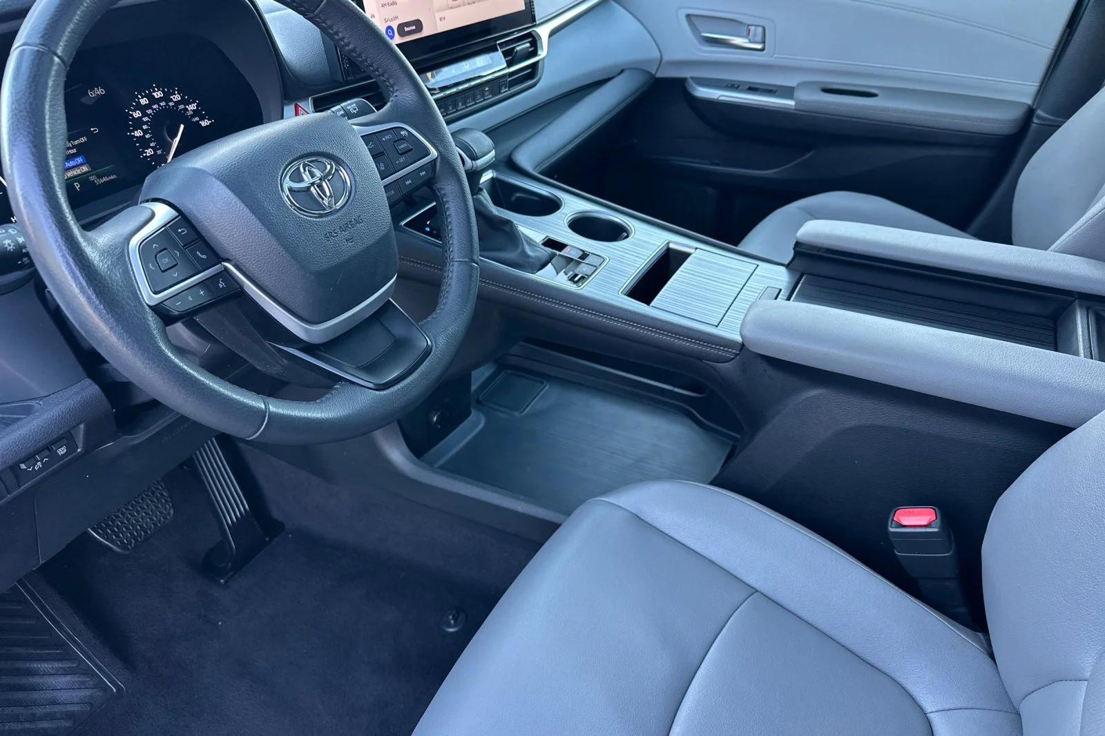 2025 Toyota Sienna XLE - Photo 18