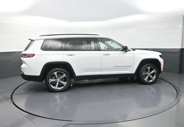New 2026 Bright White Clear-Coat Exterior Paint Jeep Limited image 10
