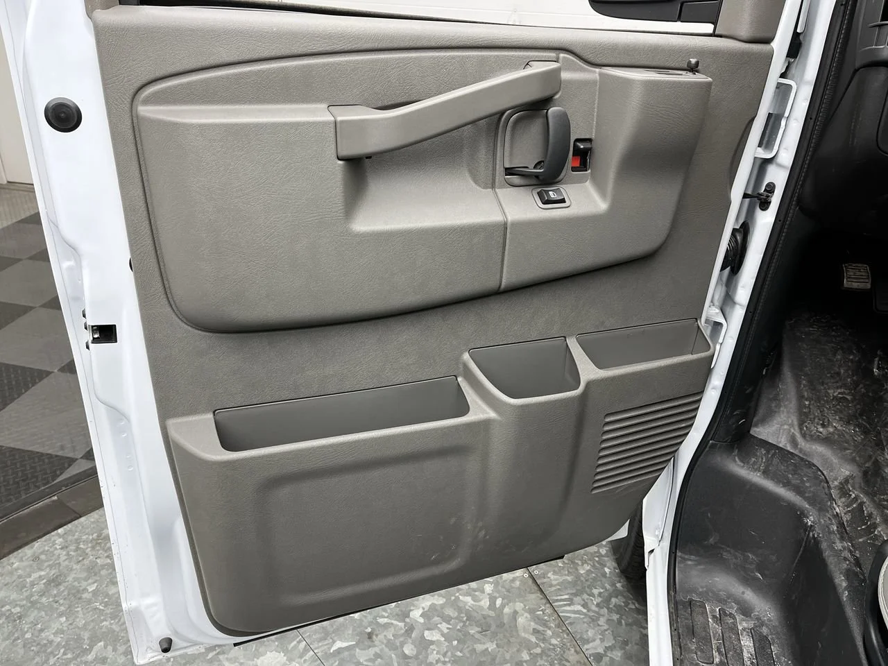 2025 GMC Savana Cargo Work Van - Photo 7