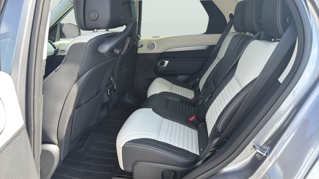 New 2026 Eiger Grey Land Rover Dynamic SE image 18