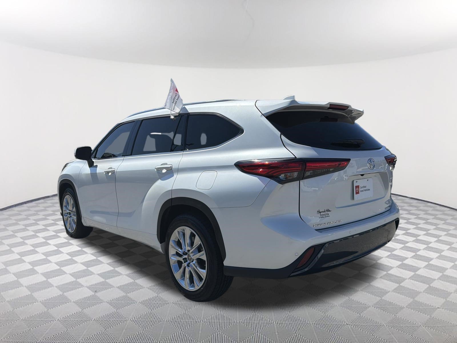 Used 2023 Wind Chill Pearl Toyota Limited image 15
