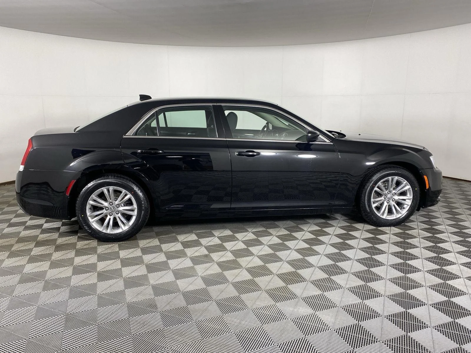 Used 2019 Gloss Black Chrysler Touring image 11