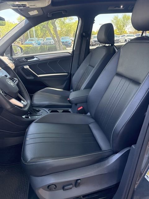 Used 2024  Volkswagen SE R-Line Black image 4