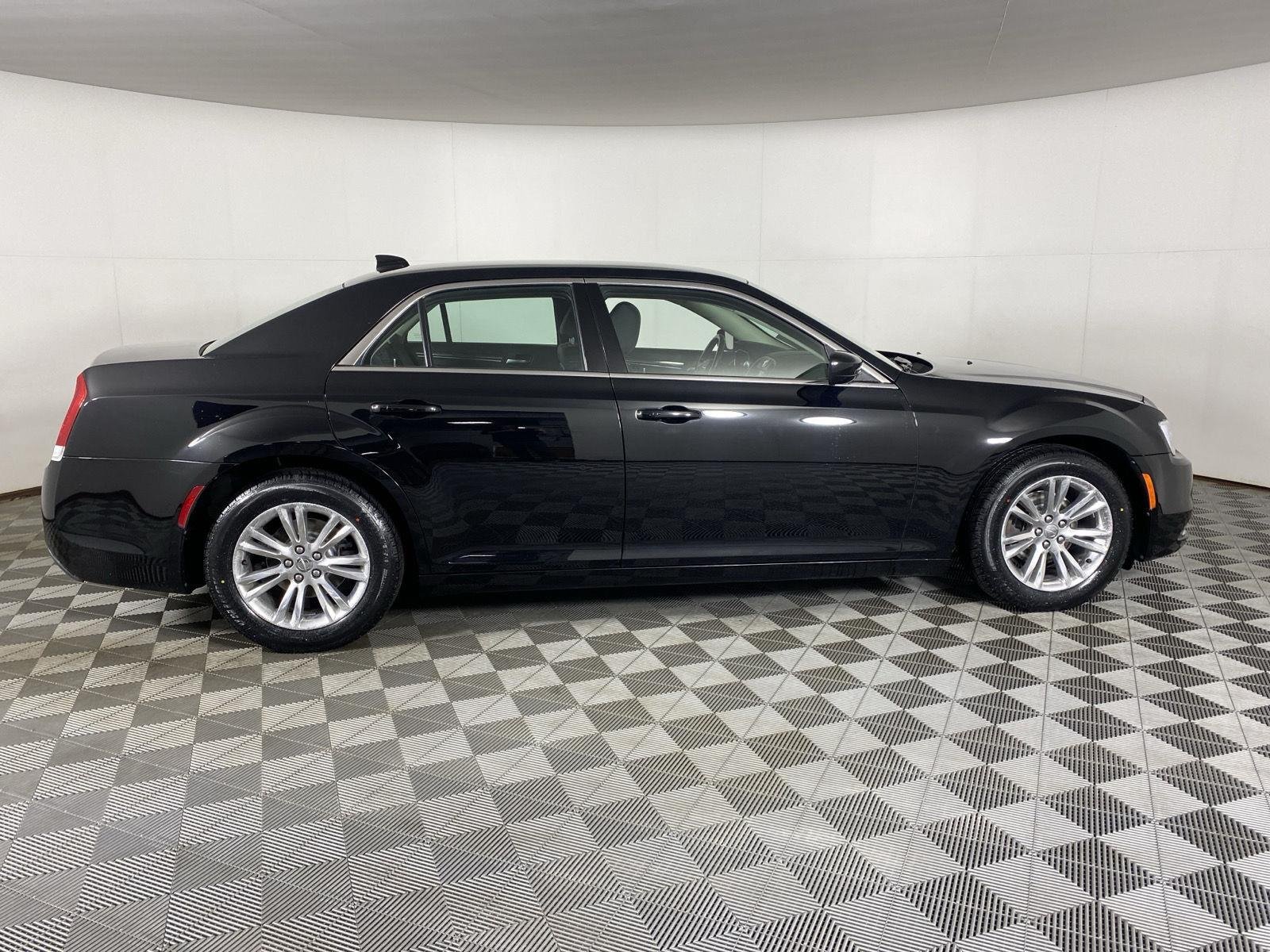 Used 2019 Gloss Black Chrysler Touring image 11