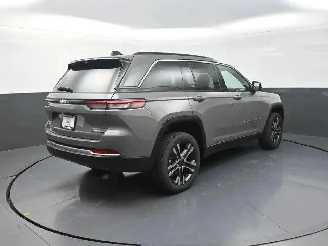 New 2027 Sting-Gray Clear-Coat Paint Jeep Limited image 8