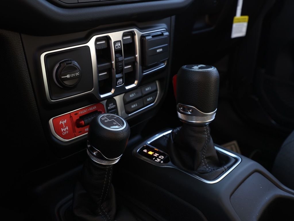 New 2026 Granite Crystal Metallic Clear-Coat Exterior Paint Jeep Rubicon image 30