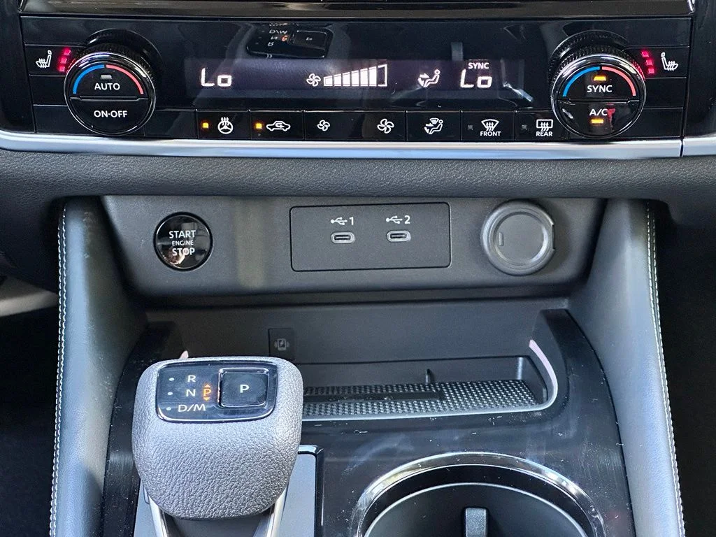 New 2026 Champagne Silver Metallic / Super Black Two-tone Nissan Platinum image 25