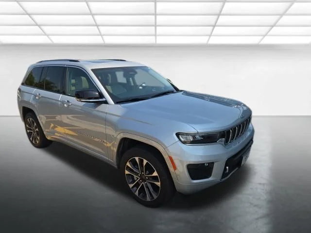 Used 2022 Silver Jeep Overland image 12