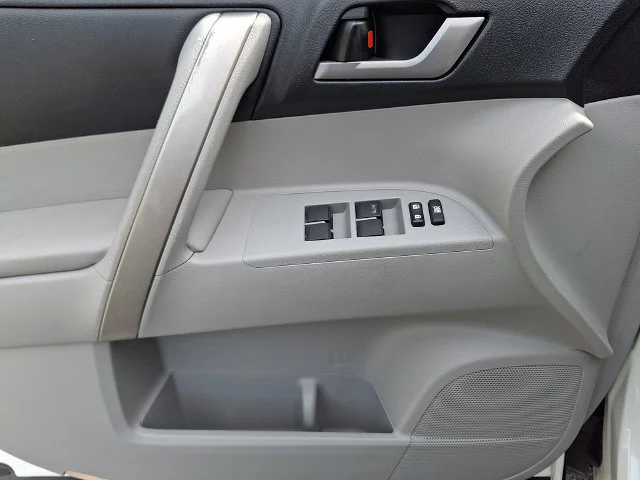 Used 2013 White Toyota SE image 14