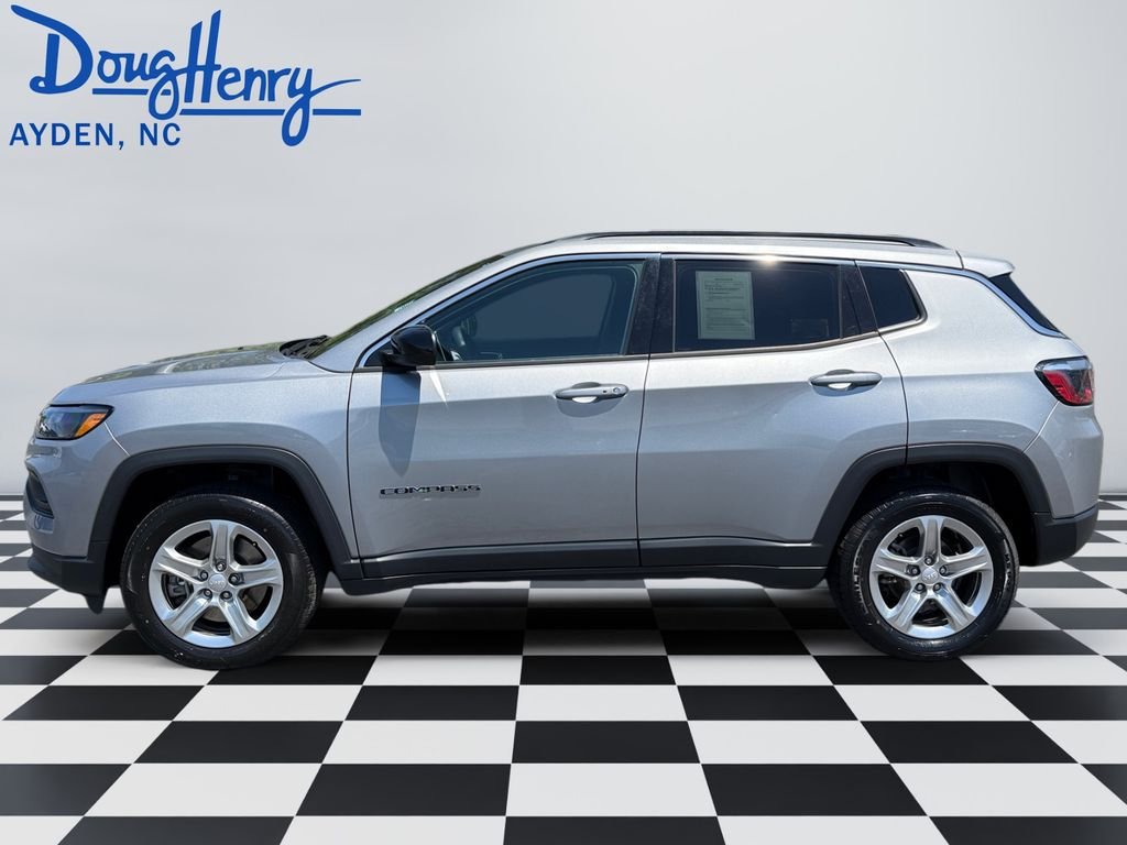 Used 2024  Jeep Latitude image 2