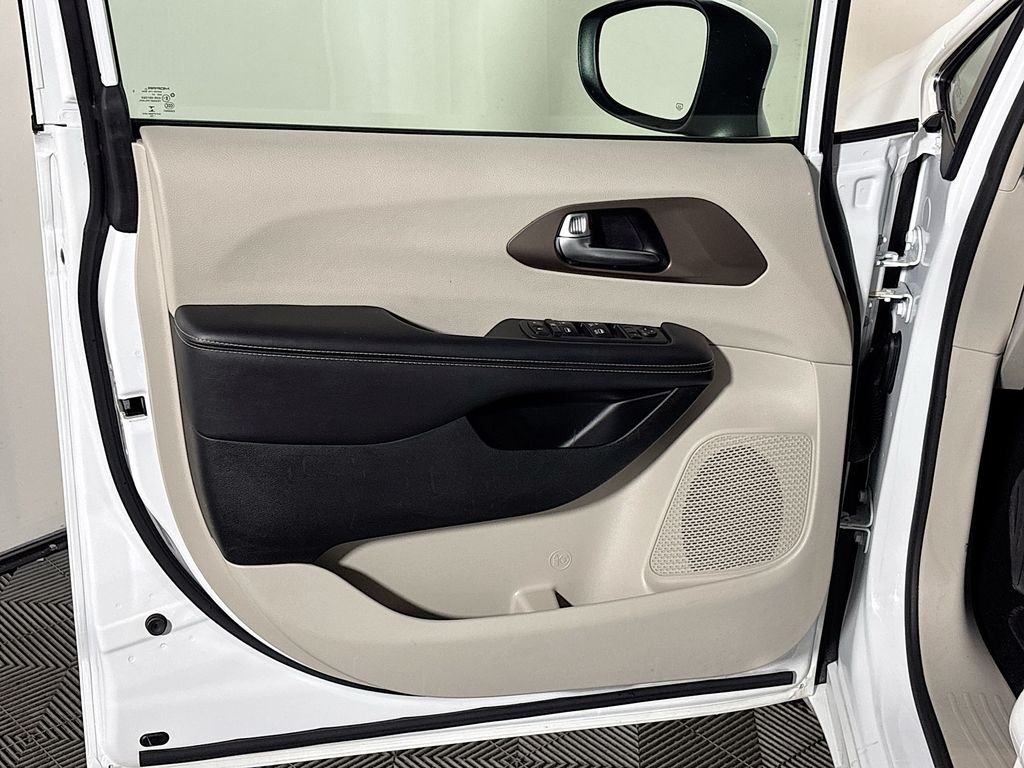 Used 2022 Bright White Clearcoat Chrysler LX image 10