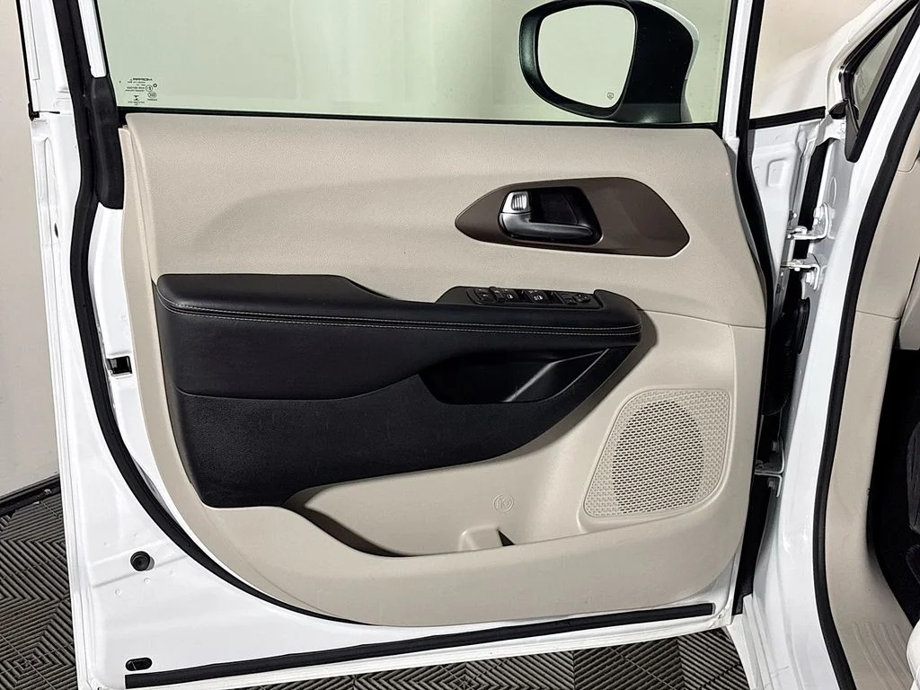 Used 2022 White Chrysler LX image 10