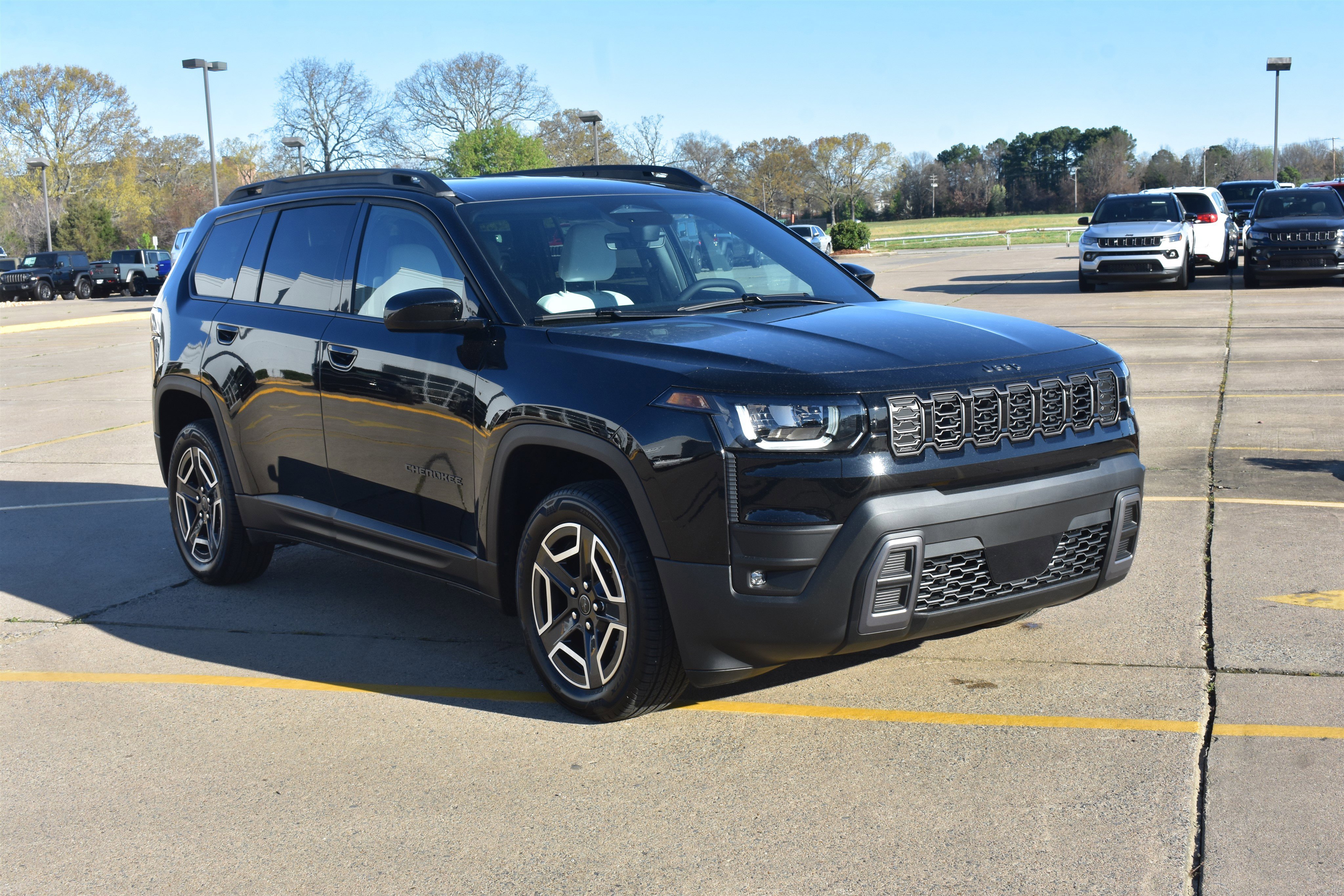 New 2026 Diamond Black Crystal Pearl-Coat Exterior Paint Jeep Laredo image 3