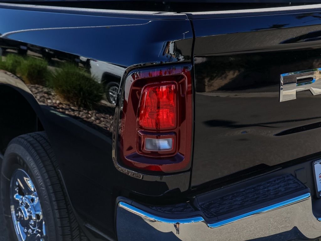 New 2026 Diamond Black Crystal Pearl-Coat Exterior Paint RAM Tradesman image 6