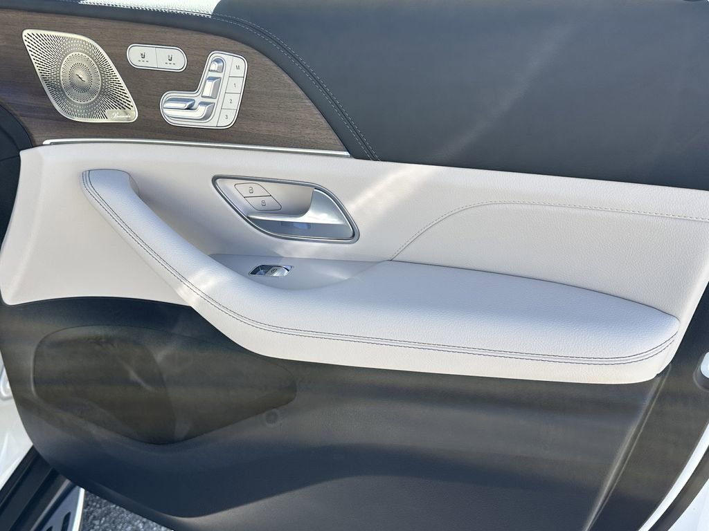 New 2026 MANUFAKTUR Moonlight White Metallic Mercedes-Benz GLS 450 image 16