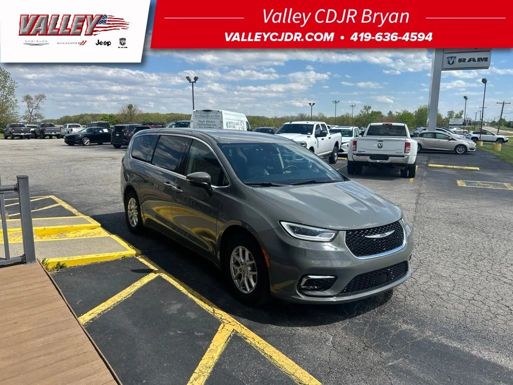 2023 Chrysler Pacifica Touring L's photo