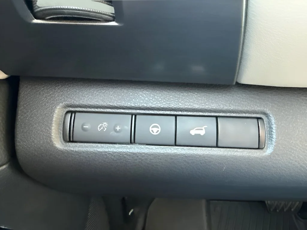 Used 2023 White Nissan SL image 25