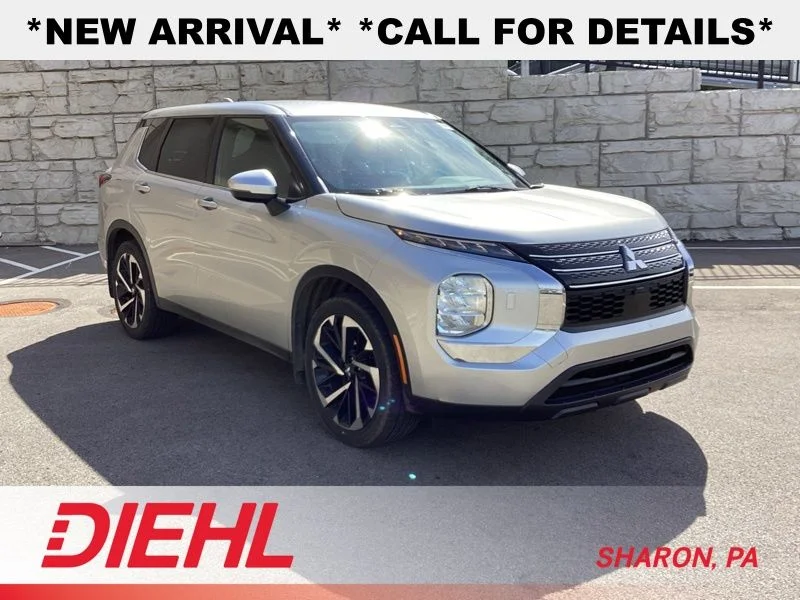 2022 Mitsubishi Outlander ES S-AWC's photo
