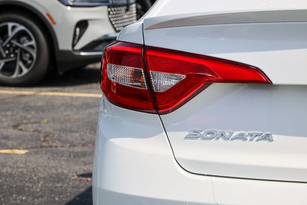 Used 2015 White Hyundai SE image 28
