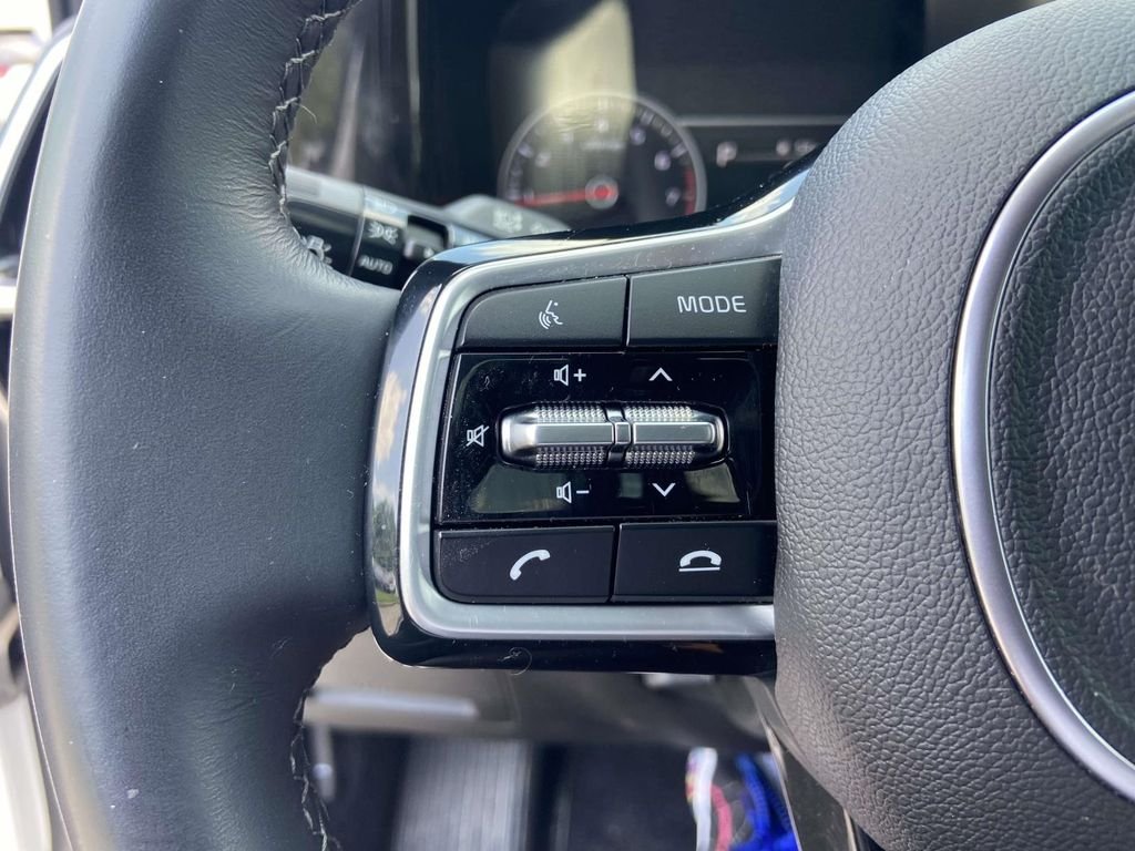 Used 2022 White Kia SX image 33