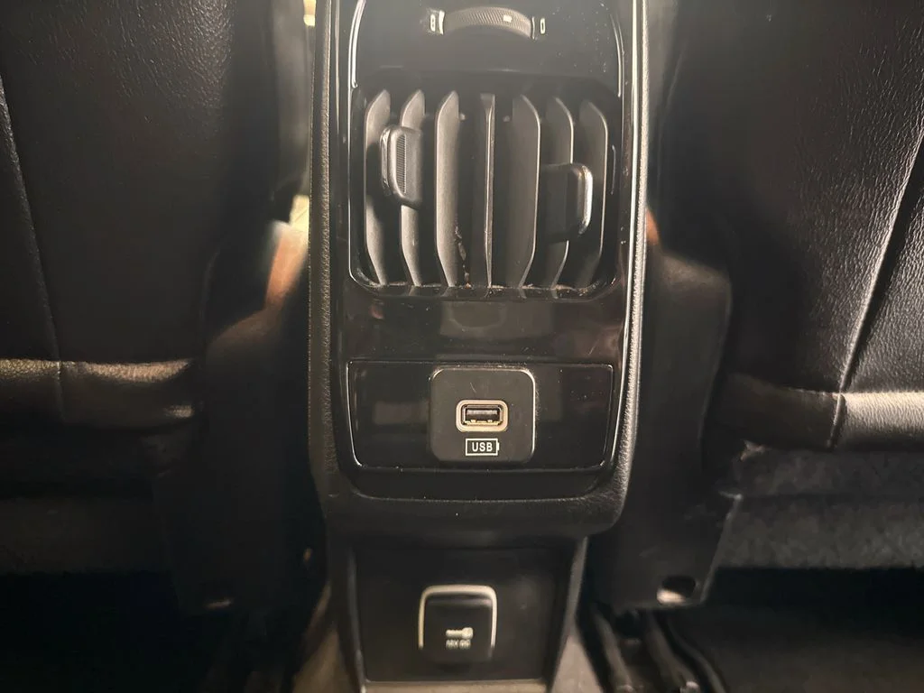 Used 2024 White Jeep Latitude image 11