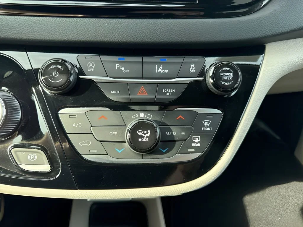 Used 2024 Silver Chrysler Touring L image 22