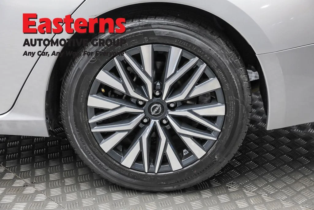 Used 2023 Silver Nissan 2.5 SR image 8