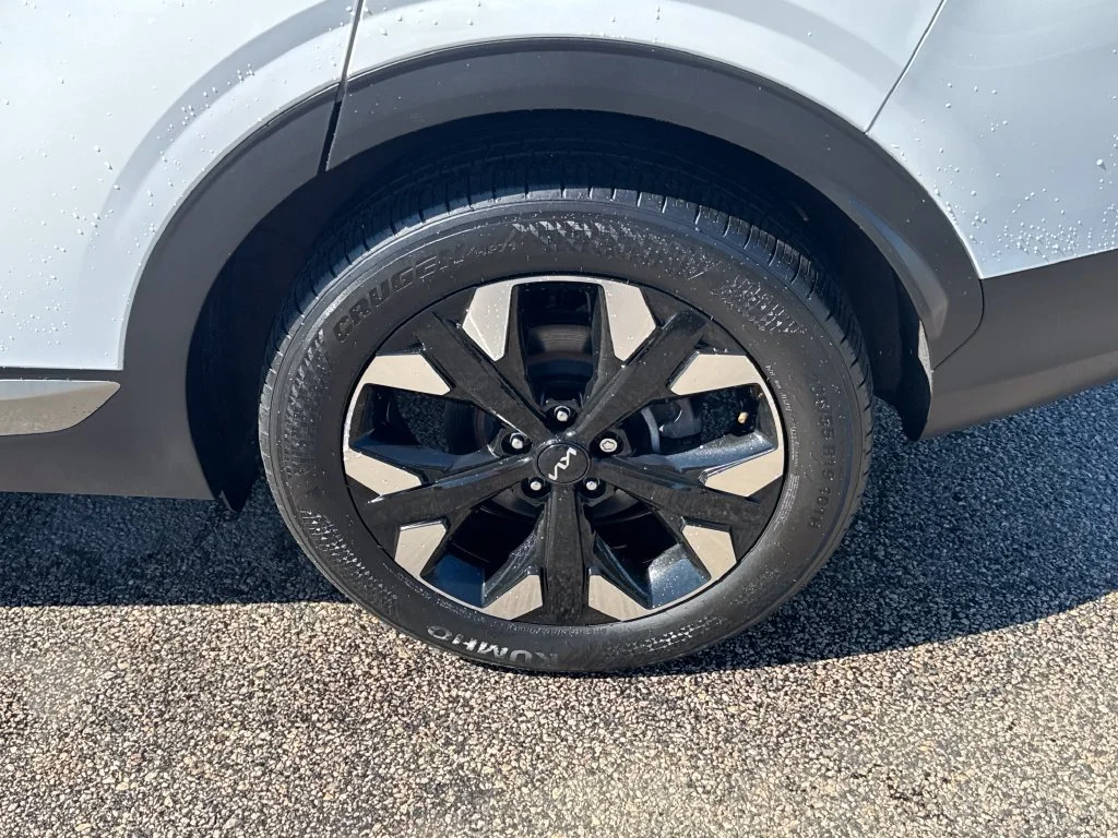 Used 2023 White Kia X-Line image 41