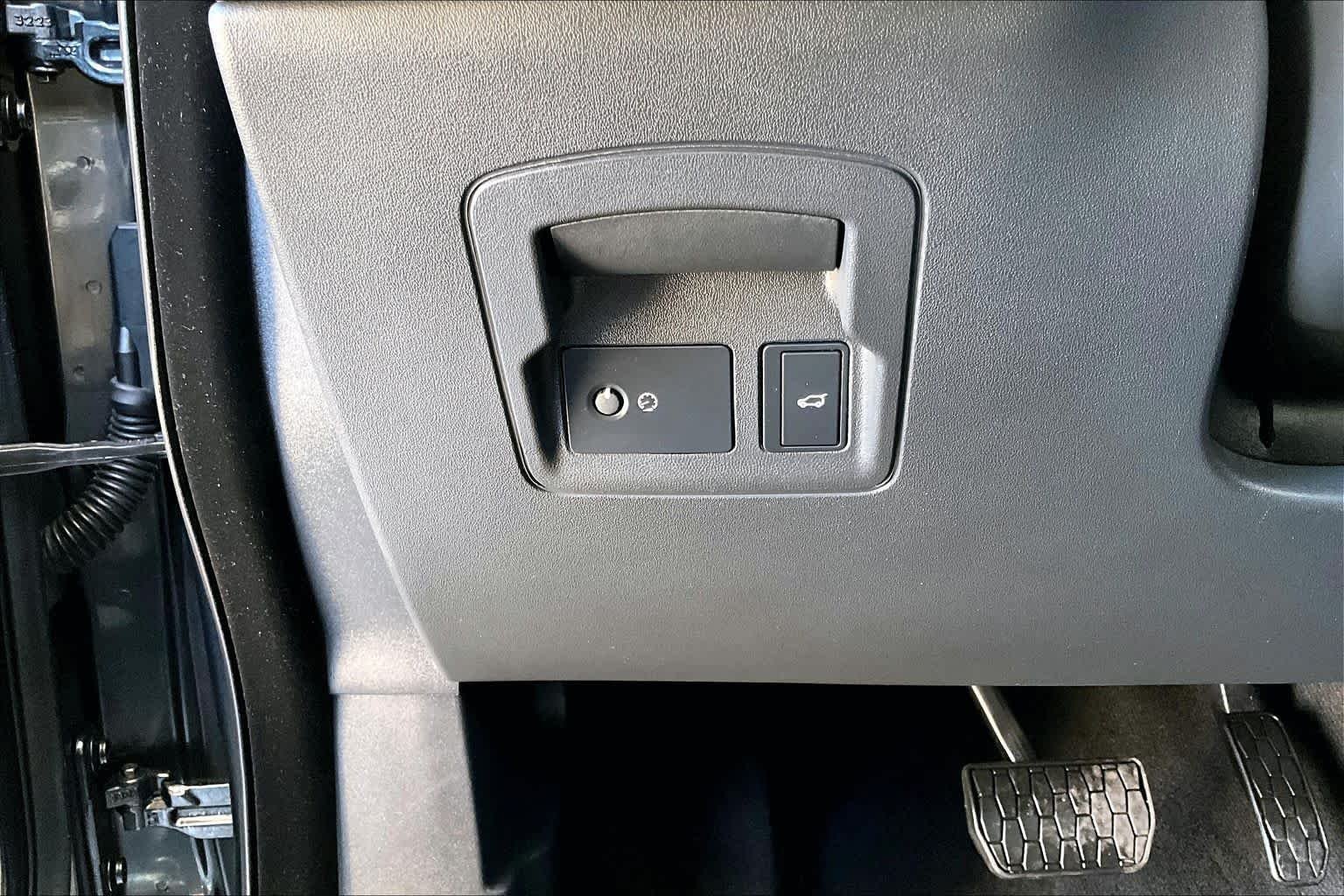 Used 2025 Carpathian Grey Premium Metallic Land Rover S image 36