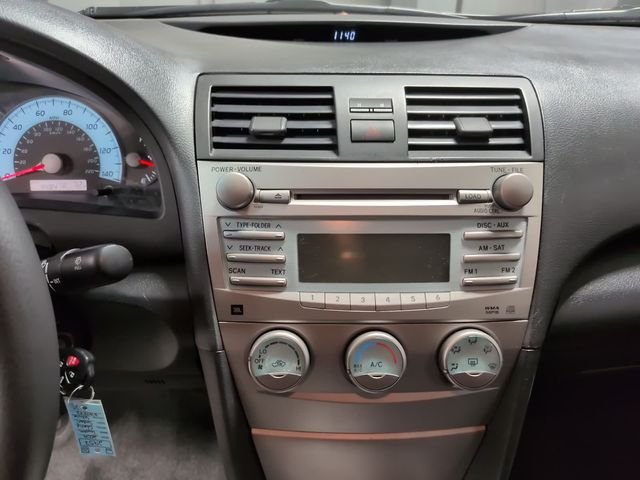 Used 2009 Silver Toyota SE image 19
