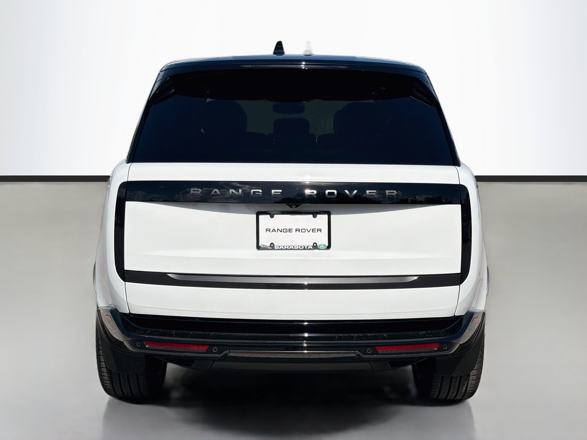 New 2027 Fuji White Land Rover SE image 4