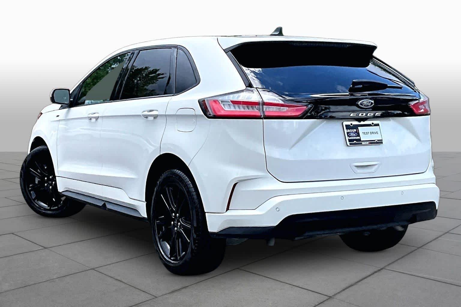 Used 2023 Star White Metallic Tri-Coat Ford ST-Line image 11