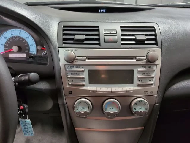 Used 2009 Silver Toyota SE image 19