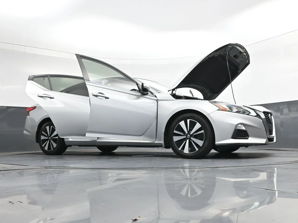 Used 2022 Silver Nissan 2.5 SV image 52