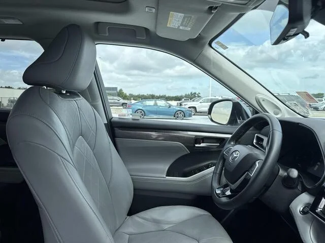 Used 2023 Moon Dust Toyota Platinum image 11