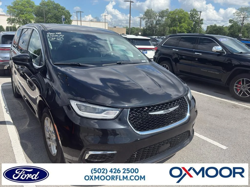 2024 Chrysler Pacifica Touring L's photo