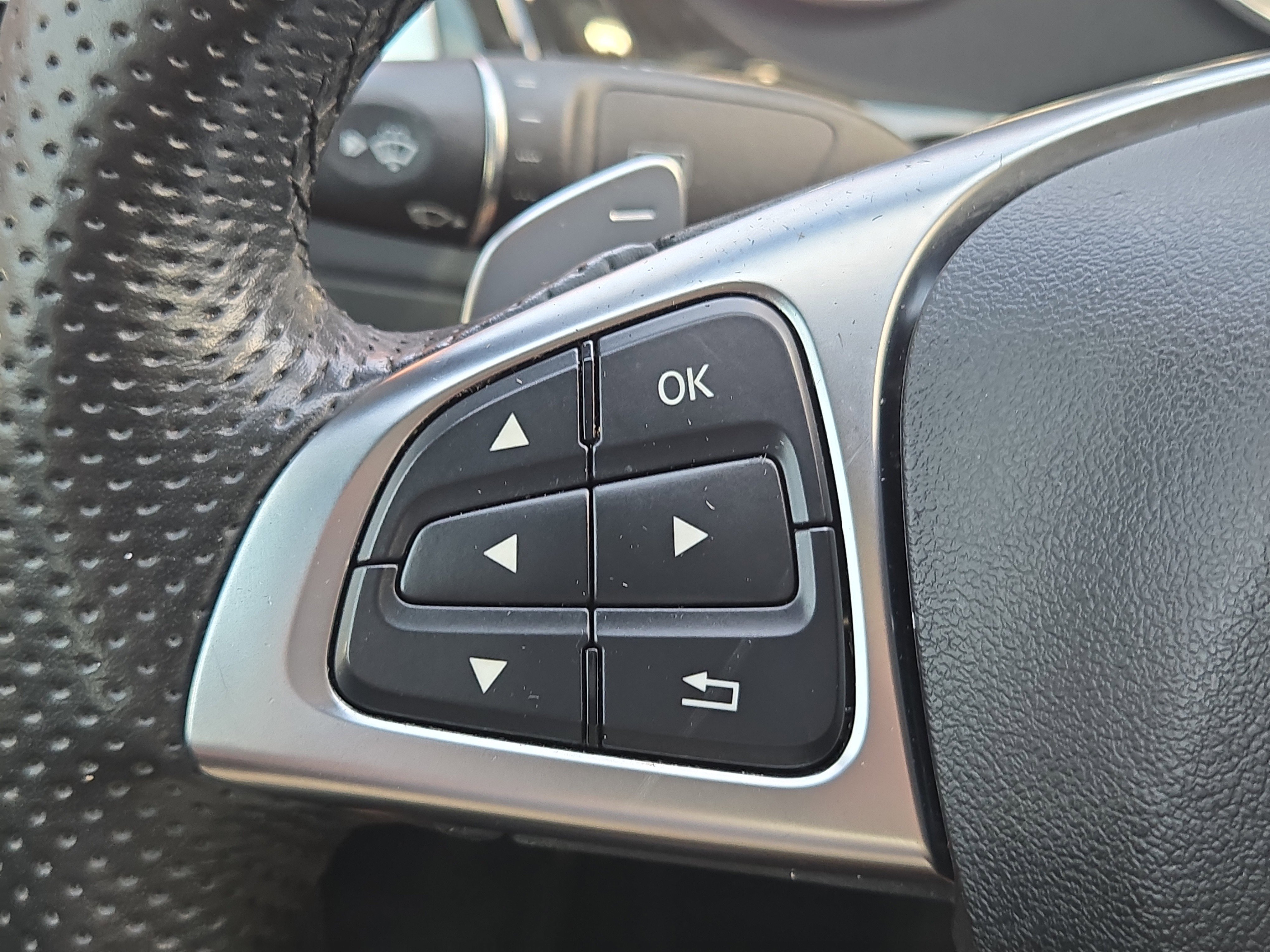 Used 2018 Red Mercedes-Benz 4MATIC® image 23