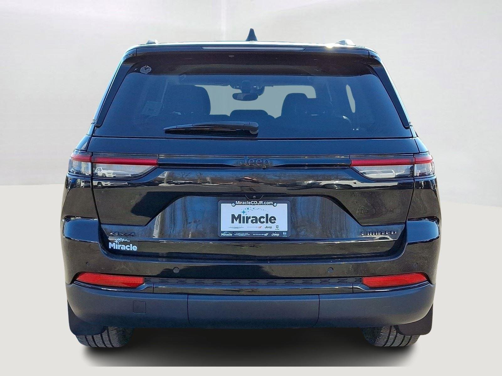 Used 2023 Diamond Black Crystal Pearlcoat Jeep Limited image 6