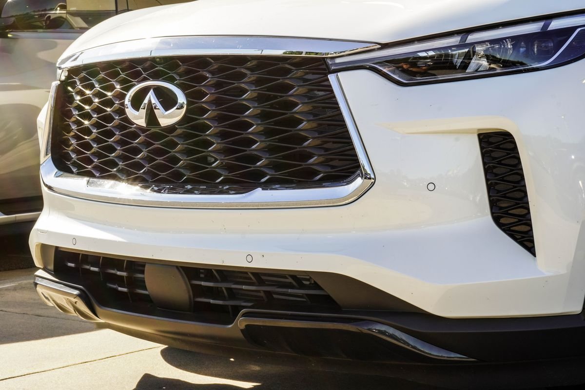 Used 2025 White INFINITI LUXE image 2