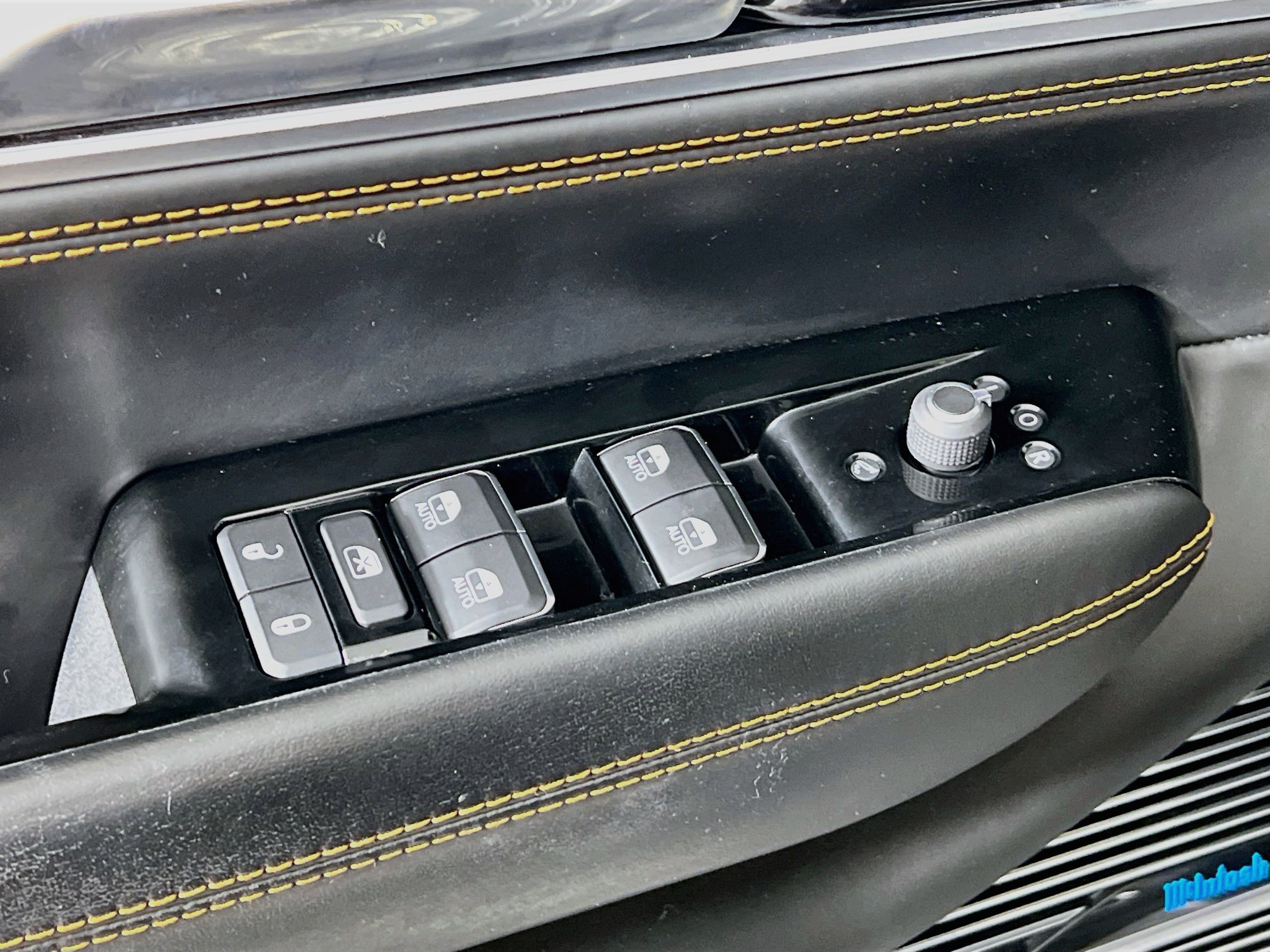 Used 2022 Diamond Black Crystal Pearlcoat Jeep SERIES III image 9