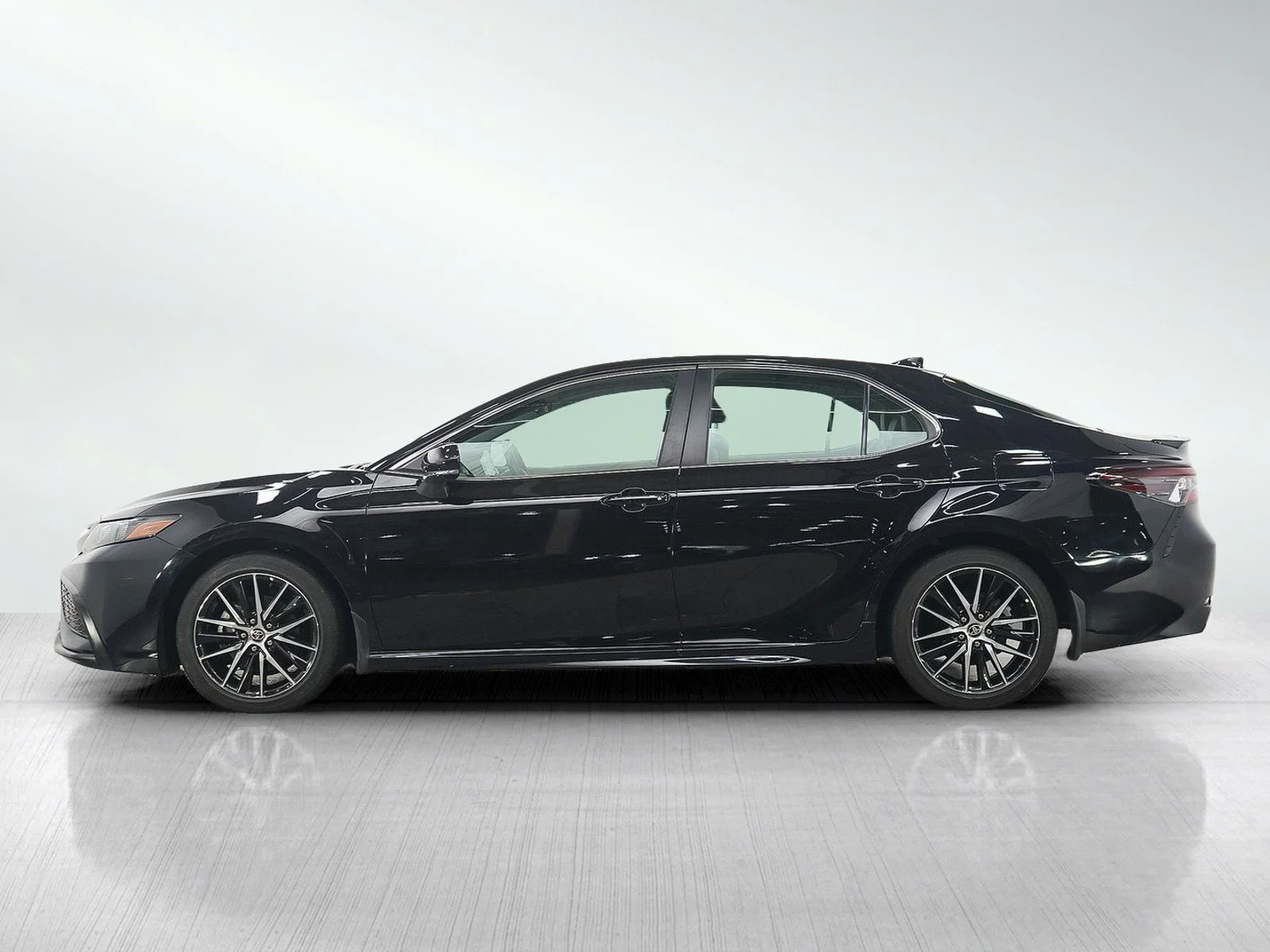 Used 2022 Toyota Camry SE with VIN 4T1G11AK5NU054228 for sale in Wayzata, Minnesota
