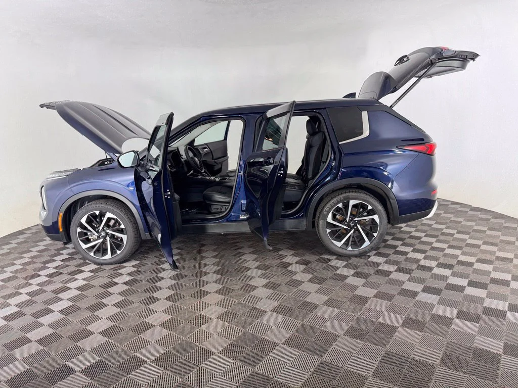 Used 2023 Blue Mitsubishi SE image 14