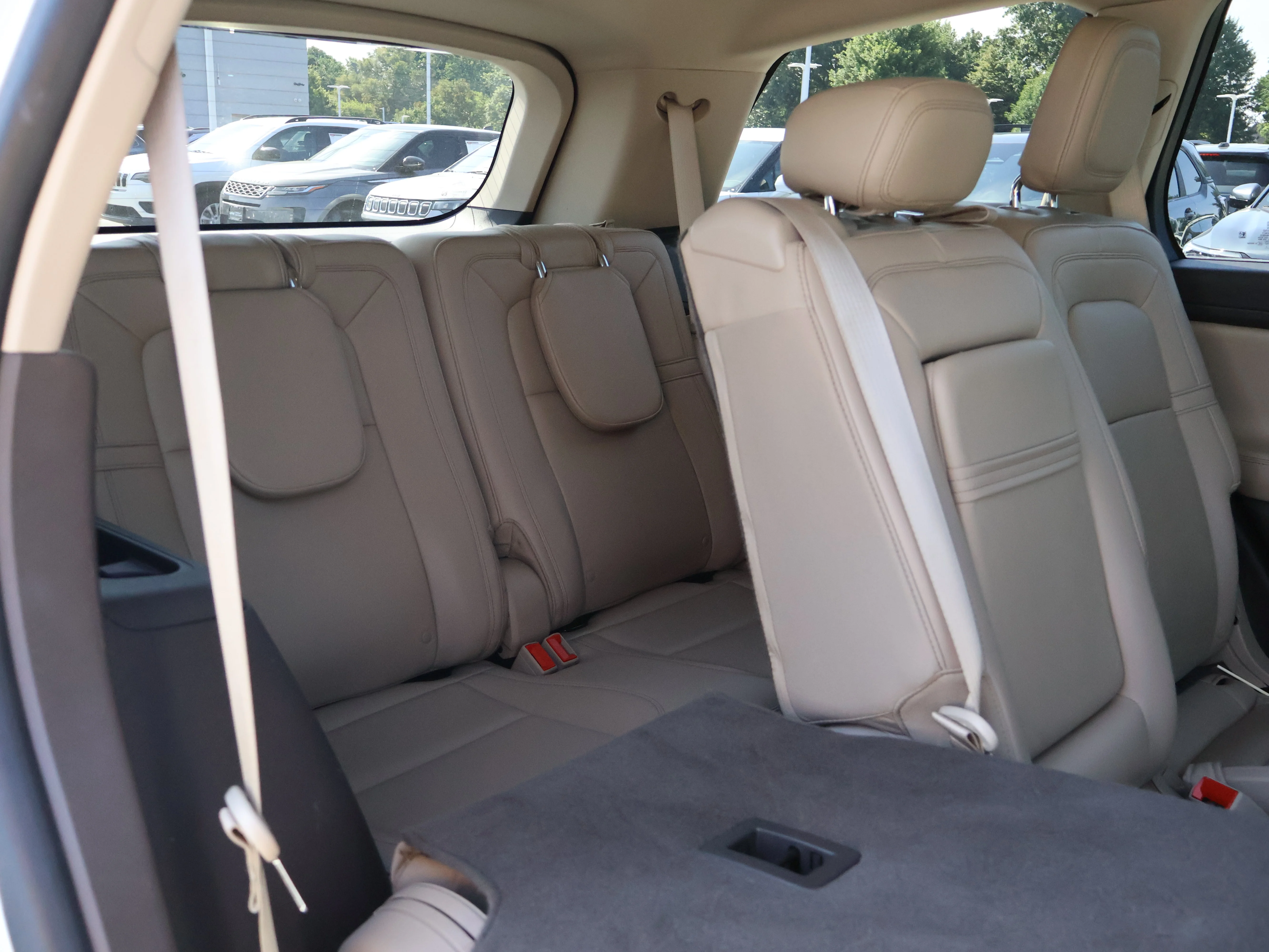Used 2023 Pristine White Metallic Tri-Coat Lincoln Reserve image 16
