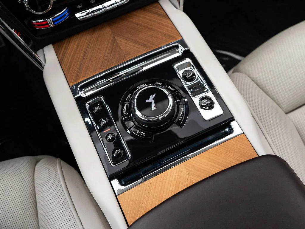 Certified Used 2019 White Sands Rolls-Royce  image 38