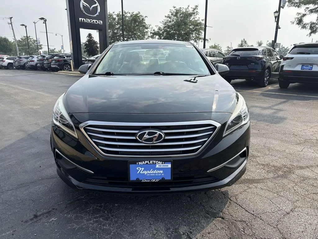 Used 2017 Black Hyundai SE image 6