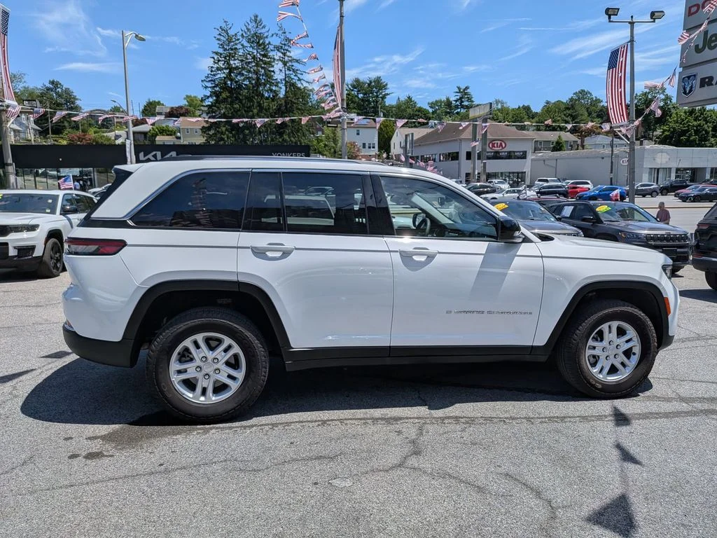 Used 2023 White Jeep Laredo image 5