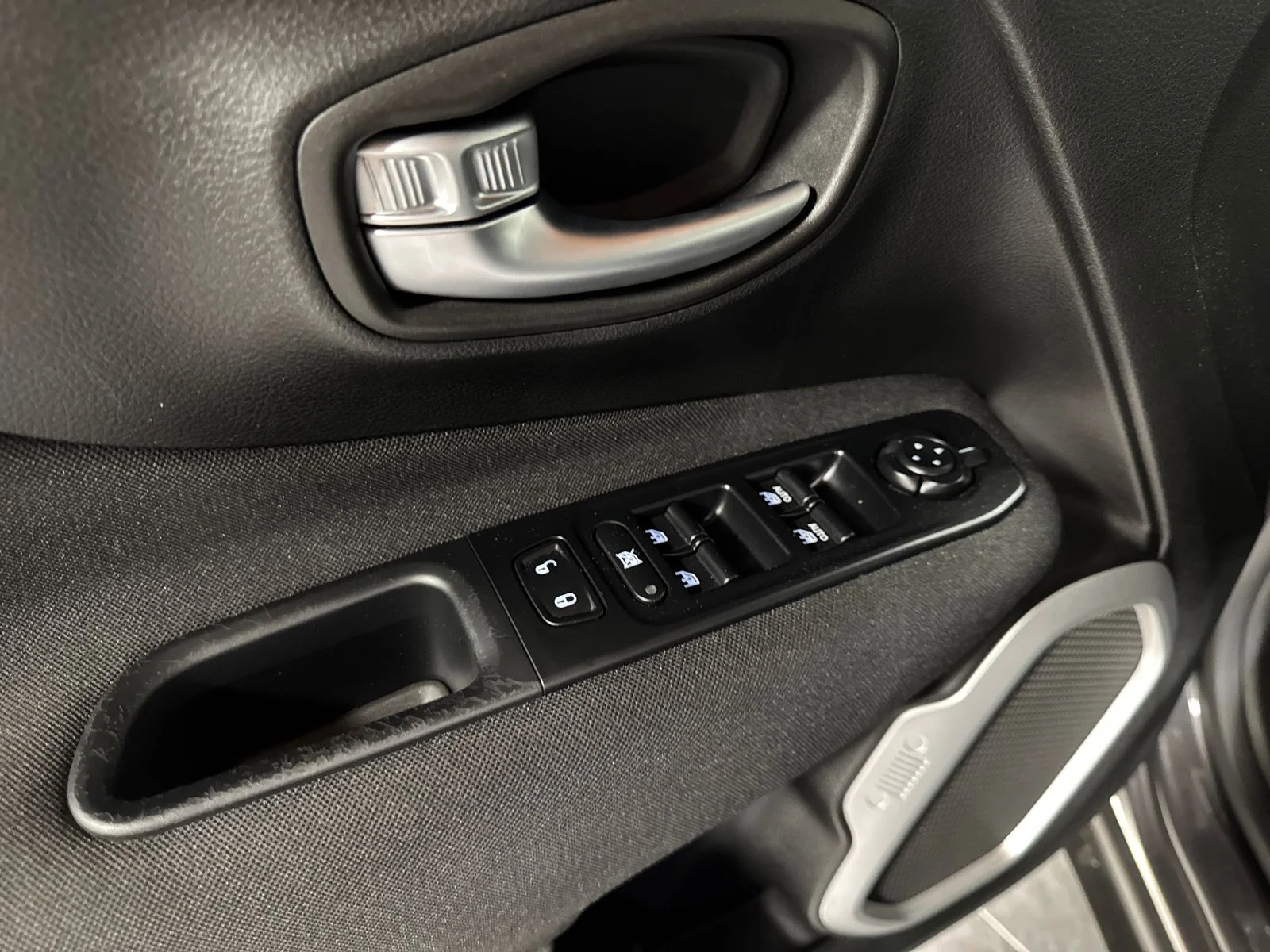Used 2019 Crystal Metallic Jeep Sport image 16